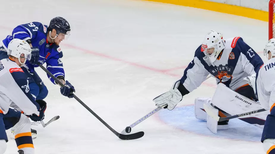 Шесть из шести!  Казахстанский вратарь разрывает чемпионат России по хоккею