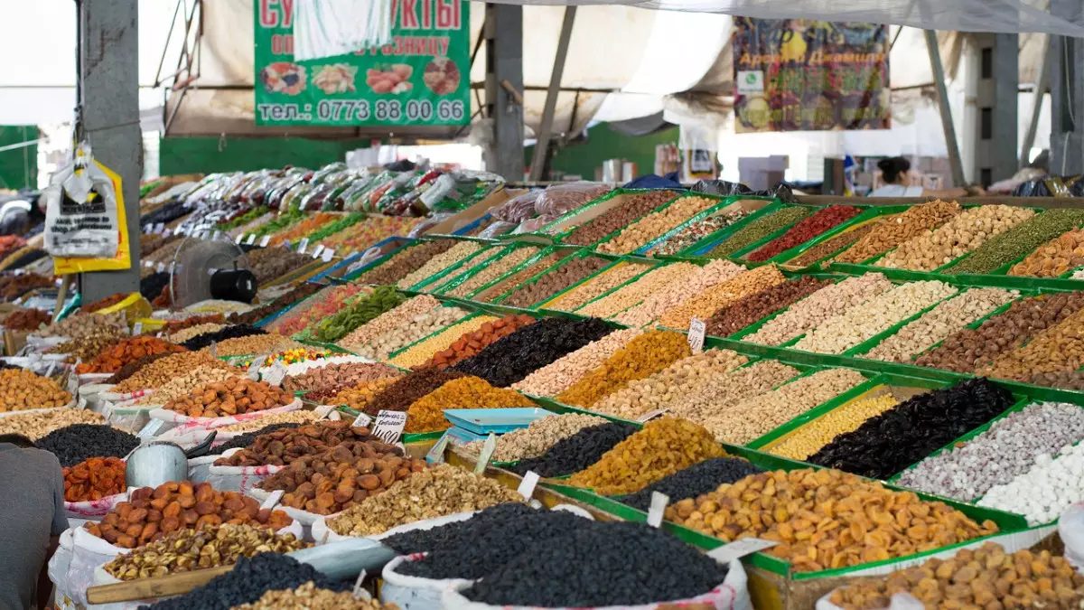 Секреты казахстанских рынков: нехватка мест и торговля без холодильников