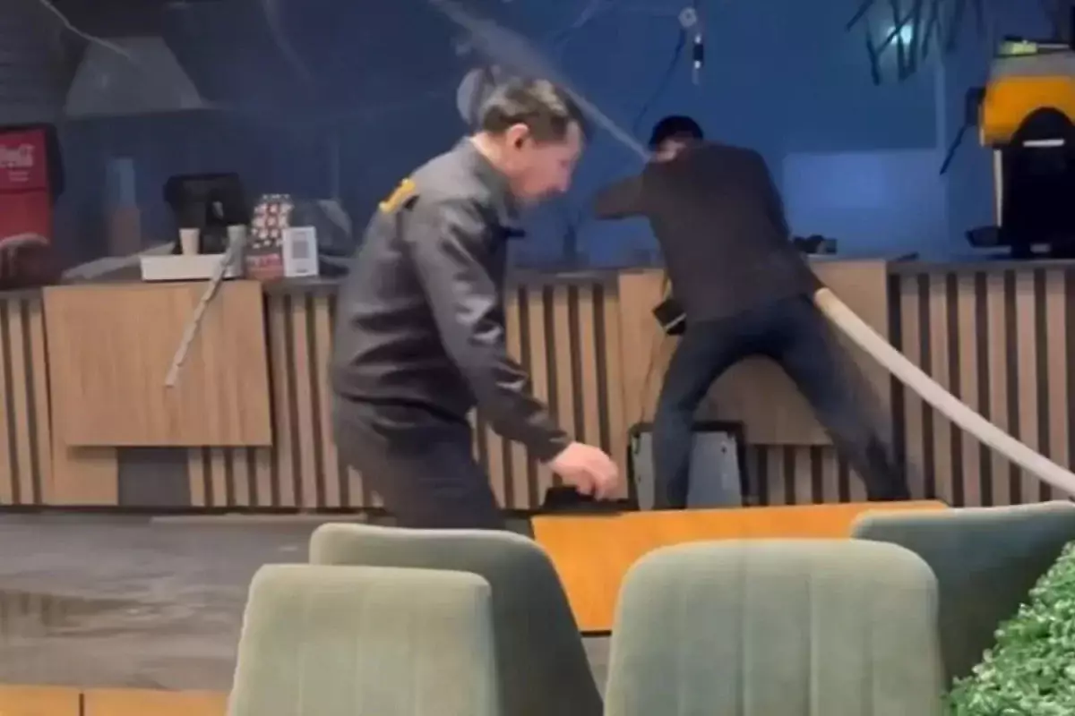 Посетители потушили пожар в одном из ТРЦ Алматы