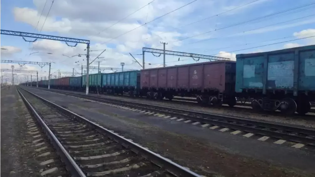 Полициядан қашқан: Астаналық оқушы жүк пойызының төбесінен құлап кетті