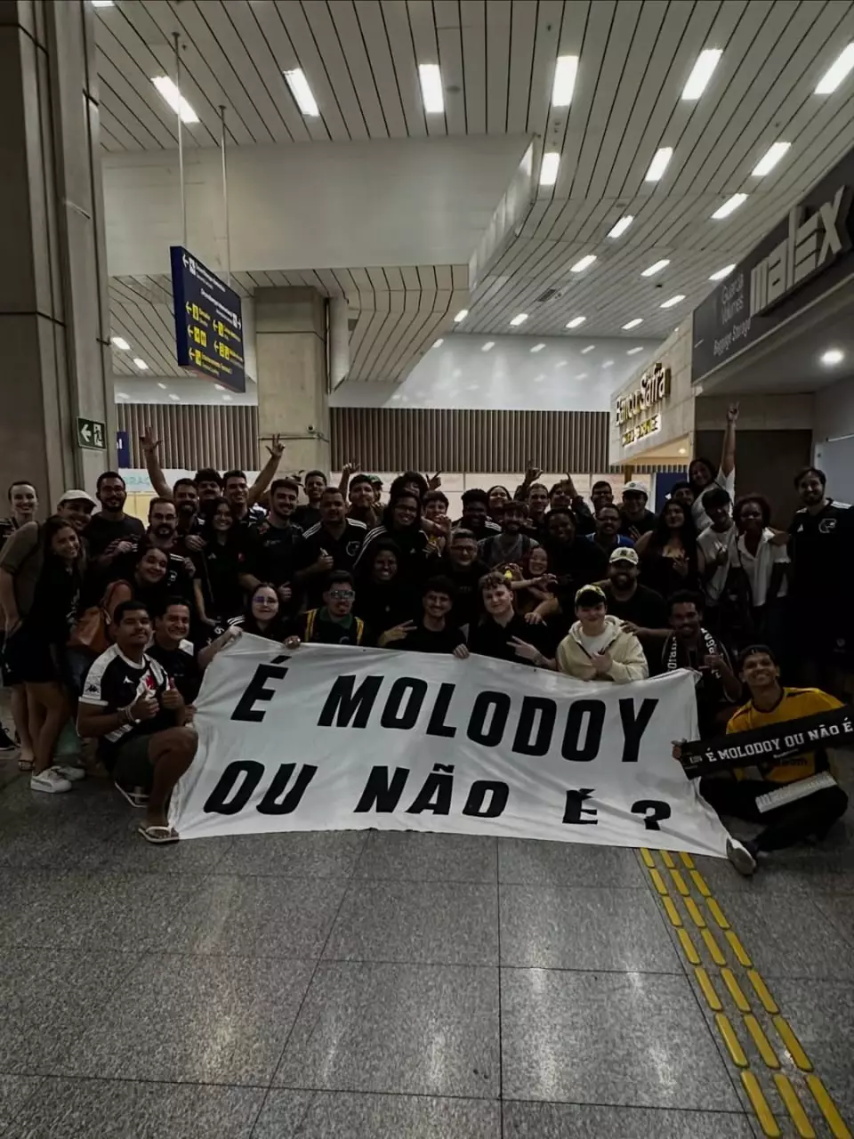 Семейлік жігіт Бразилияны шулатты: әуежайда әнмен қарсы алды