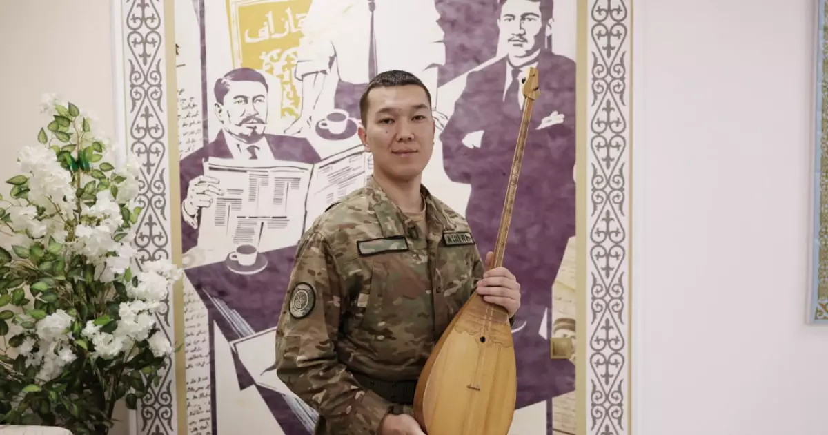   Ұландық тума талант 11 аспаптың құлағында ойнайды   