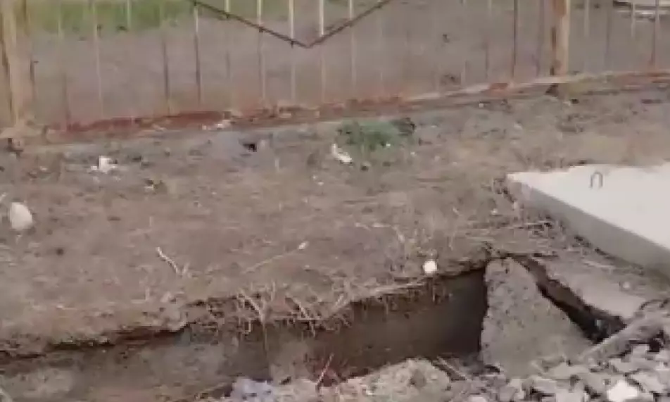 Ауруханаға келген науқастар шұңқырға құлап жатыр