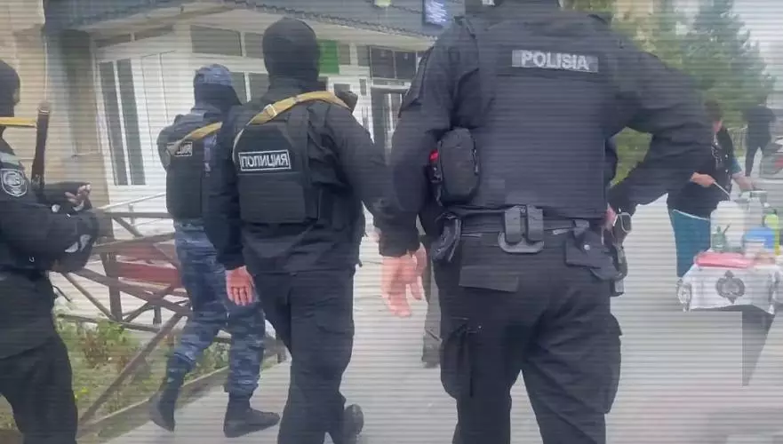 Десятки паспортов и оружие изъяли при раскрытии преступной схемы в Шымкенте