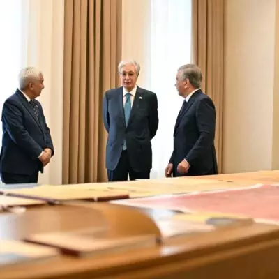 Президент Узбекистана передал Президенту Казахстана уникальные архивные документы по мавзолеям