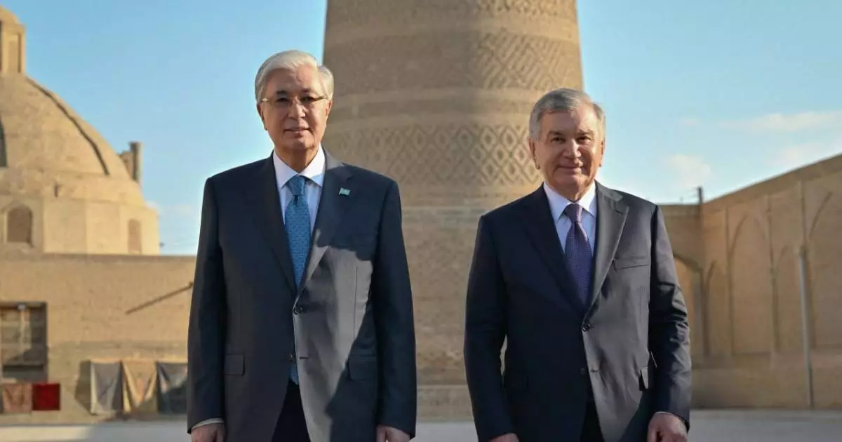  Шавкат Мирзиёев Қасым-Жомарт Тоқаевқа бірқатар тарихи құжатты тапсырды 