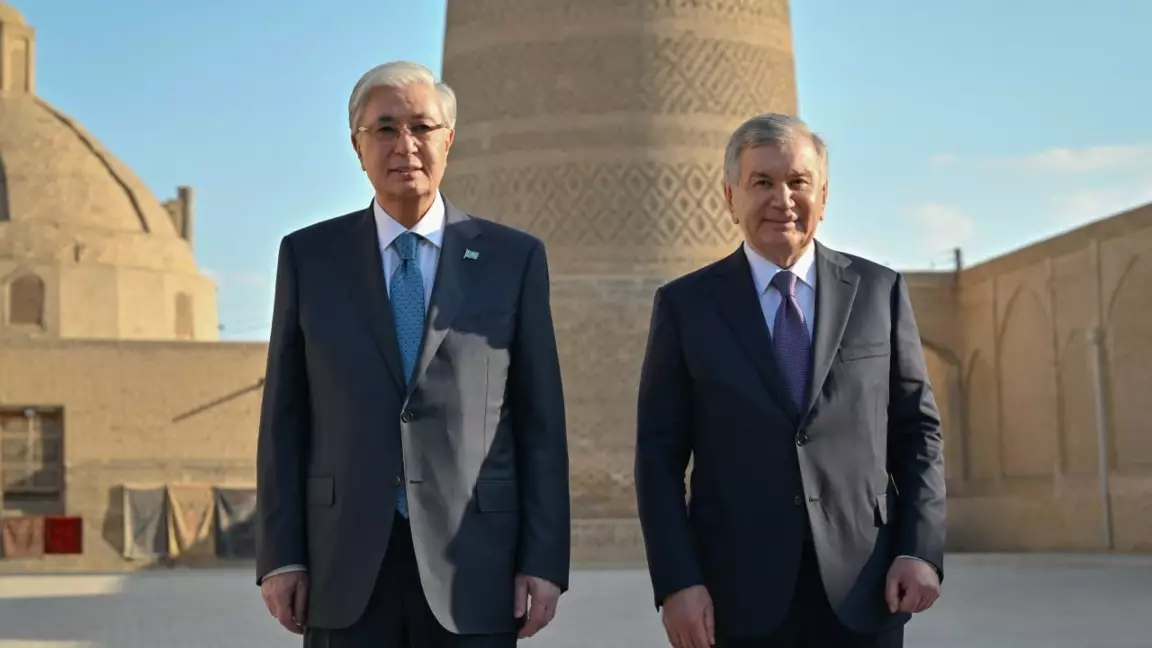 Қазақстан мен Өзбекстан президенттері Бұхараның тарихи орындарын аралап көрді