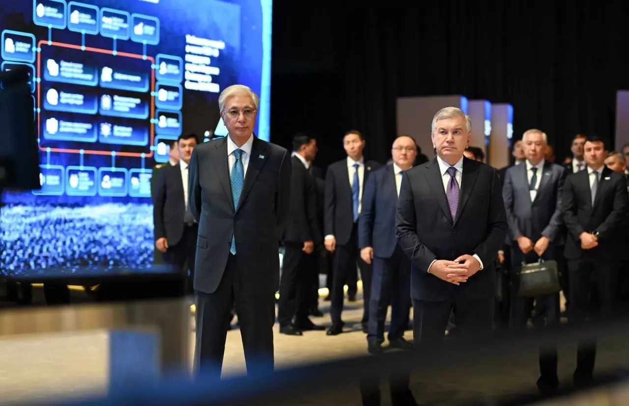 Токаев и Мирзиёев посетили хакатон по искусственному интеллекту