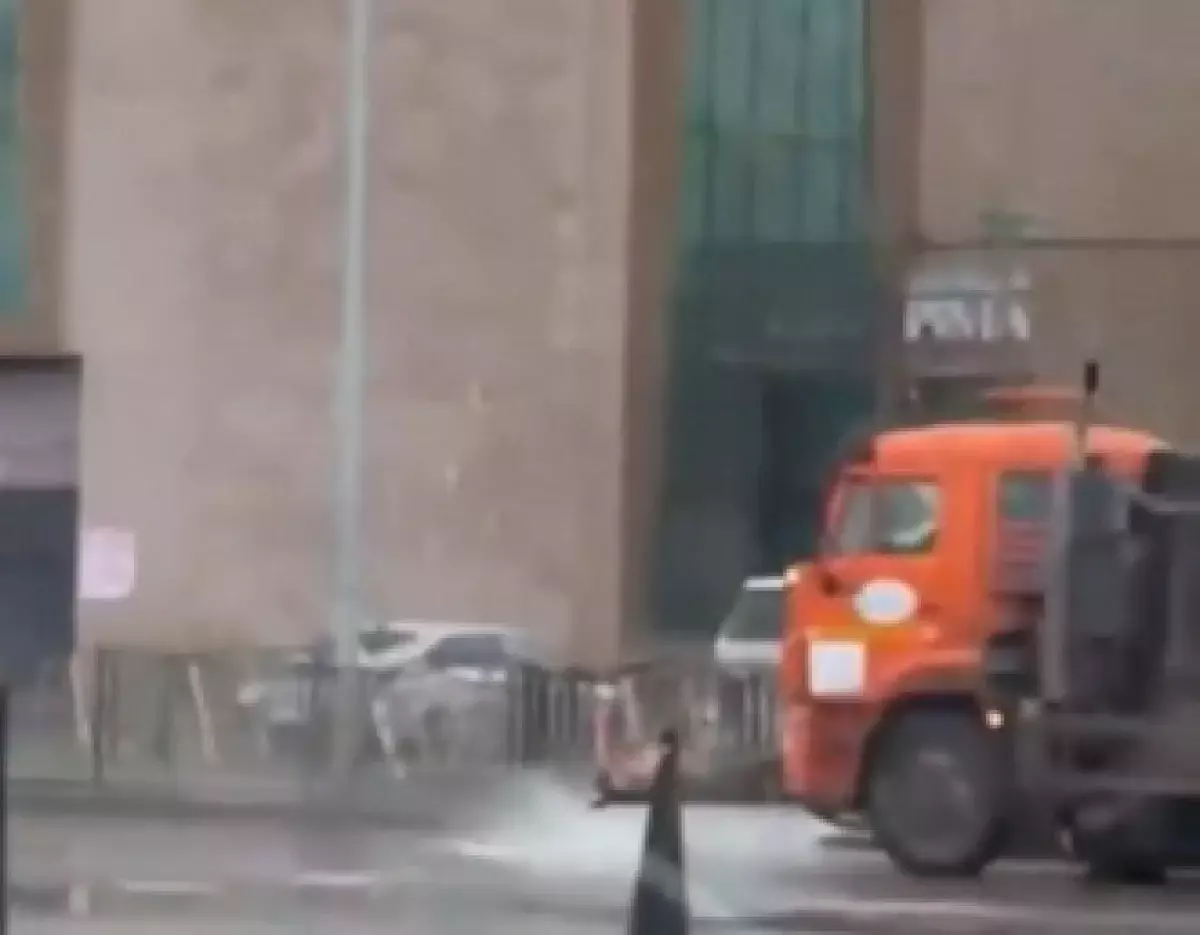 Уборка улиц во время ливня в Астане возмутила казахстанцев