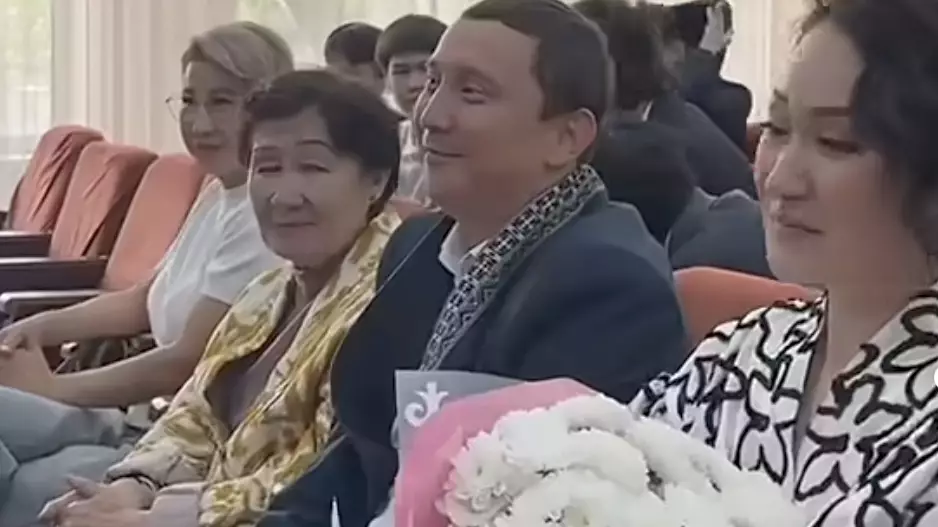 Қайрат Әділгерейдің отбасын мектепте оқушыларға үлгі етіп, дәріптеді