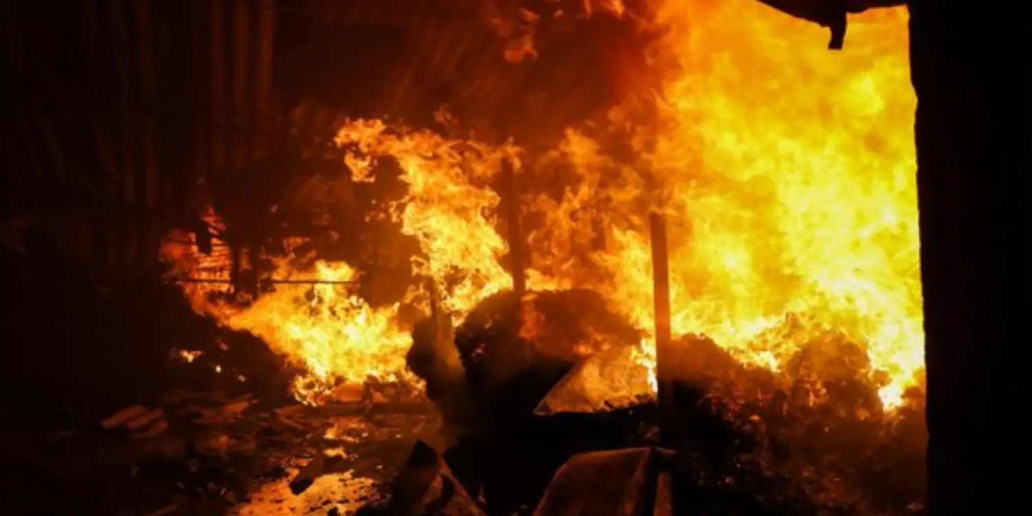 "Алла деп айғайлап жатты": Астанадағы өрт шыққан үйдің көршісі не көргенін айтты