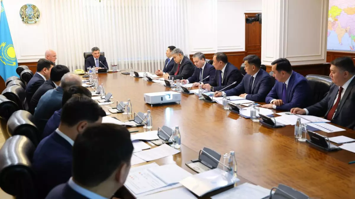 Шекарадағы кептеліс пен кешігу: Бектенов көлік саласының даму қарқынын сынға алды