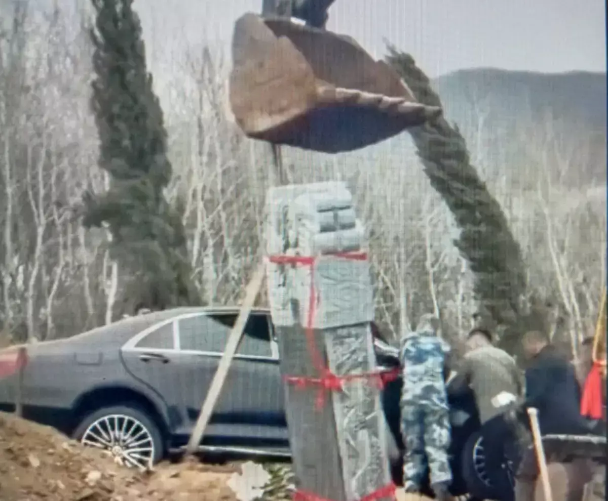 В Китае Mercedes-Benz S450L «похоронили» вместе с владельцем (видео) - новости на Lada.kz 13.04.2026