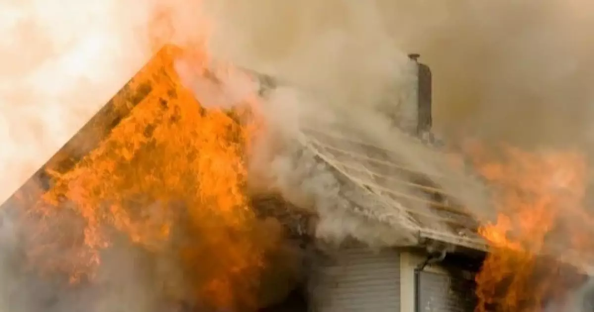  Ер адам өз анасына бензин шашып, өртемек болған 