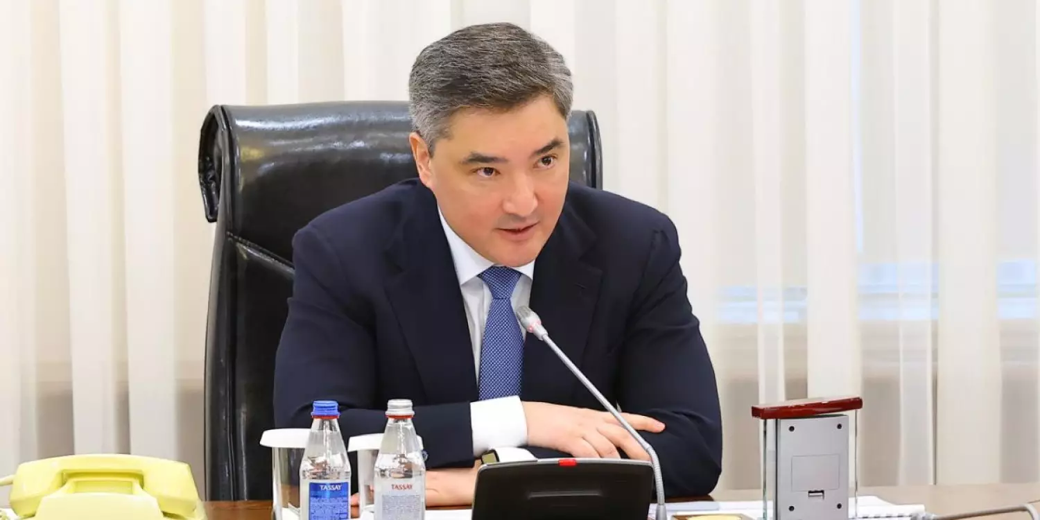 Бектенов жол құрылысы мен вокзалдарды жөндеудің баяулығын қатаң сынға алды