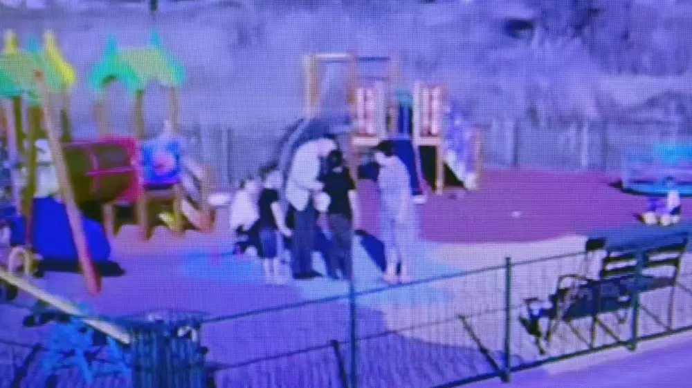 Қарағандыда балалар алаңында ер адам баланы итеріп жіберген - видео