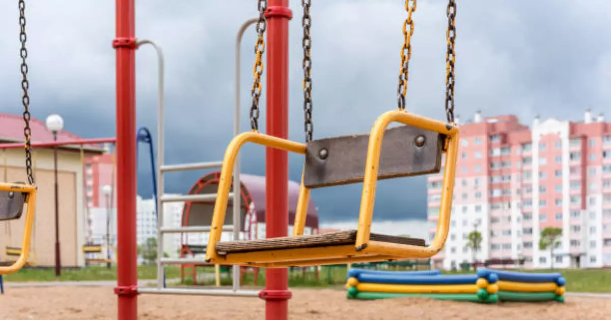   Қарағандыда ер адам ойын алаңында жүрген баланы тұншықтырмақ болды   