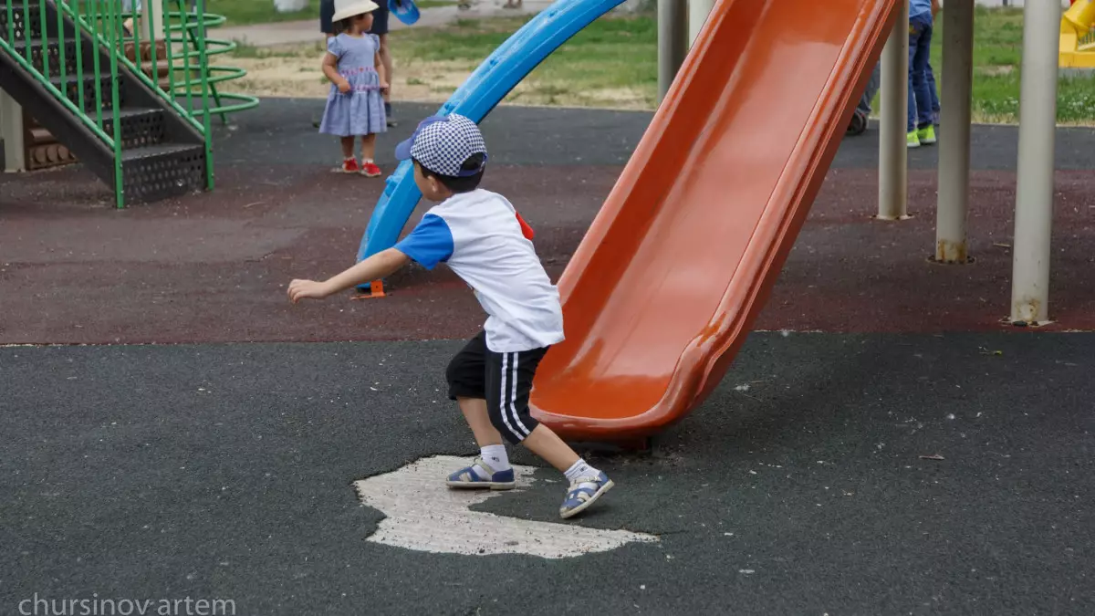 Қарағандыда ер адам ойын алаңында баланы ұрған 