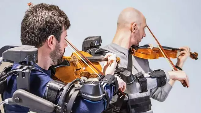 Ақылды қолғап музыканттардың үйлесімді ойнауына көмектеседі