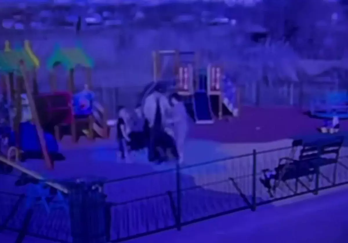 Қарағандыда ер адам ойын алаңында баланы ұрған