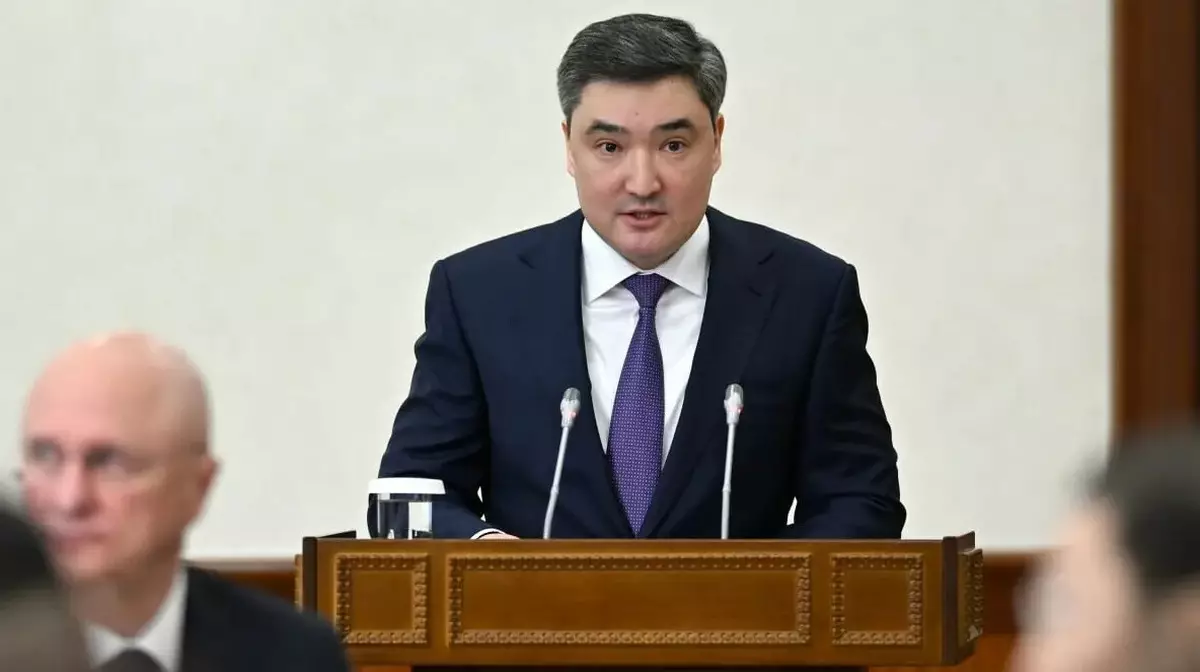 Бектенов потребовал завершить модернизацию ж/д вокзалов до конца 2026 года