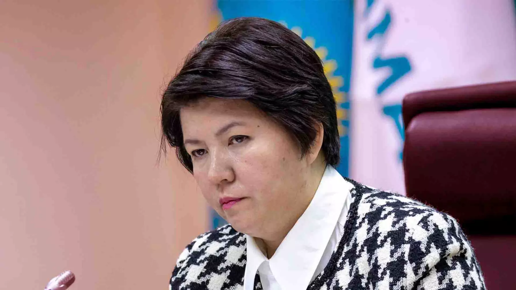 Министр Жұлдыз Сүлейменова журналистерден неге қашты? 