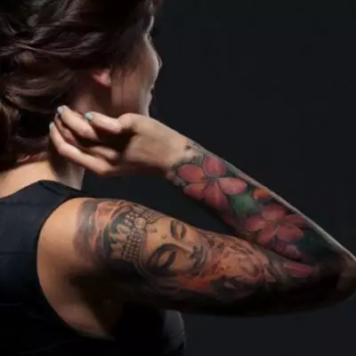 Почему женщины с татуировками чаще курят и пьют — отвечает наука