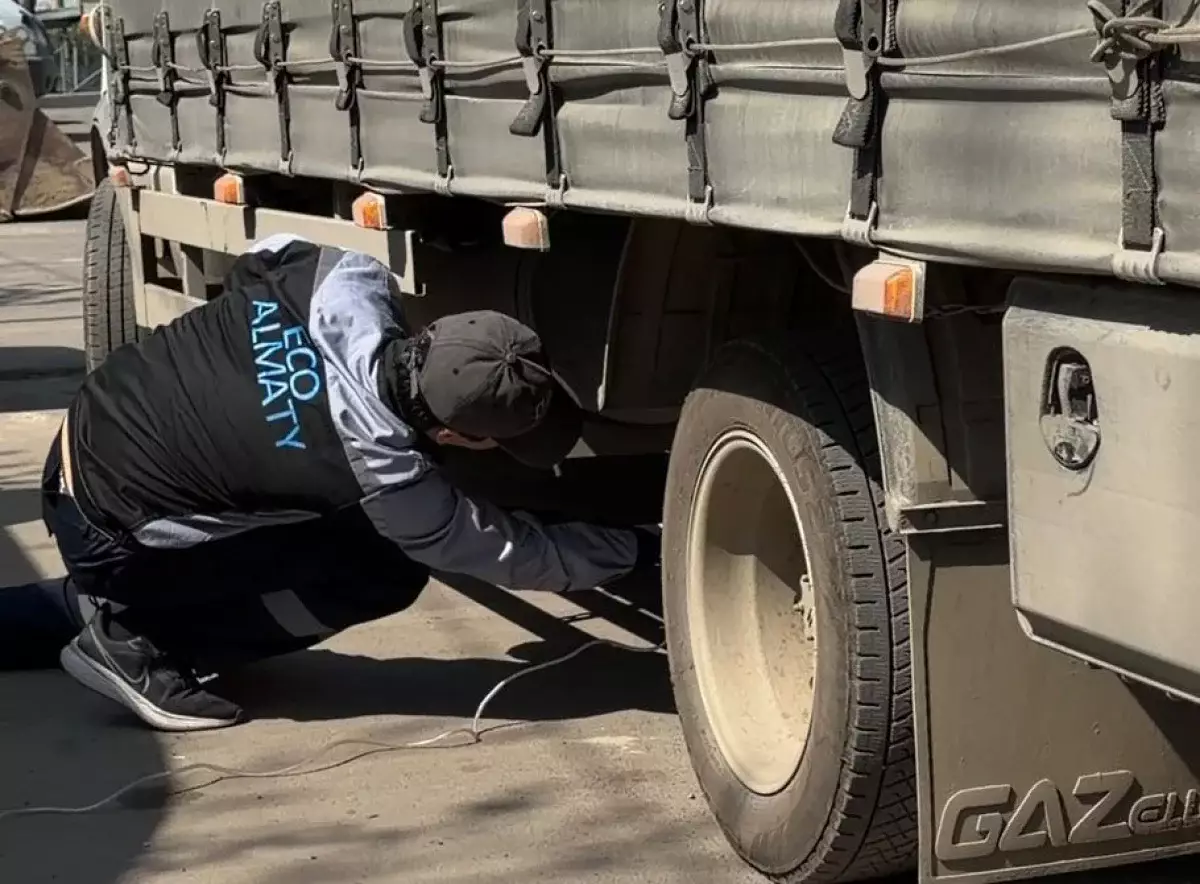 Алматыда жүргізушілер көліктерінің шығарындысын тегін тексеруден өткізді