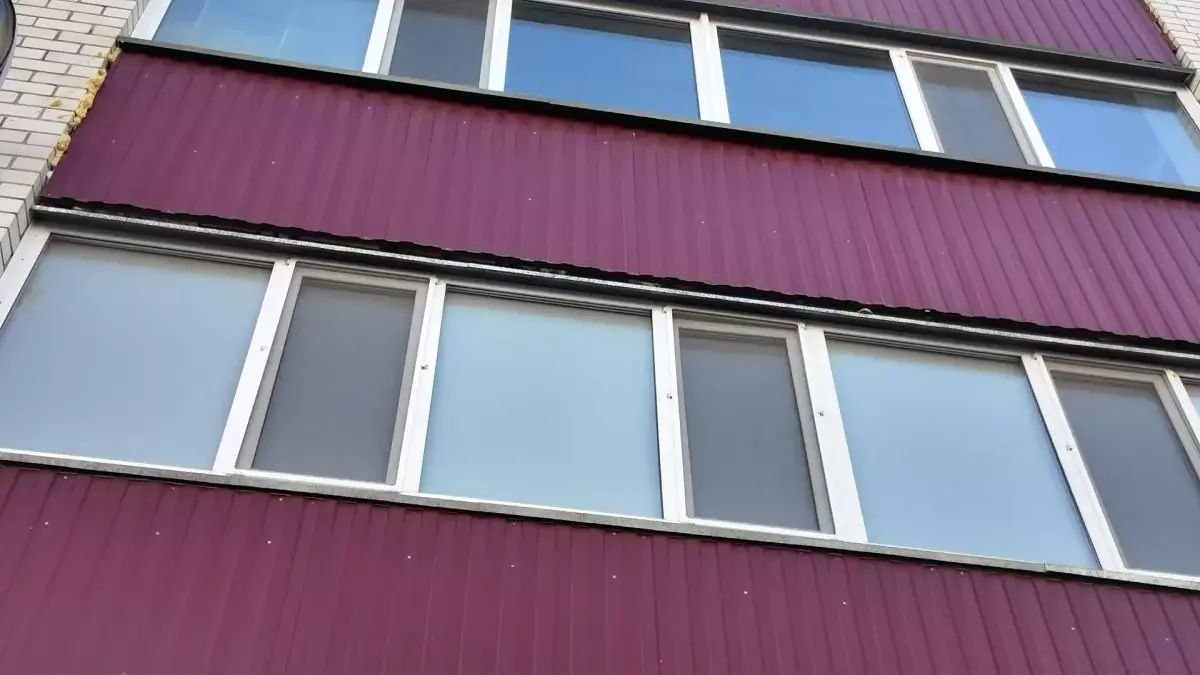 Петропавлда 2 жастағы бала тұрғын үйдің екінші қабатынан құлап кетті