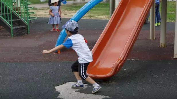 В Караганде мужчина напал на подростка на детской площадке — начата проверка