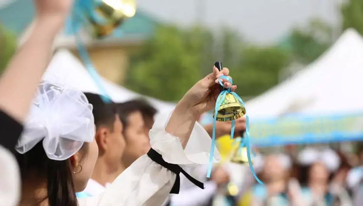 Казахстанским школьникам официально запретили отмечать выпускной вне стен учебных заведений - новости на Lada.kz 13.04.2026