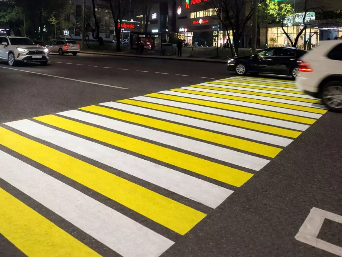 Алматыда Сәтбаев көшесінде жүргіншілерге арналған проекциялық жарықтандыру орнатылды