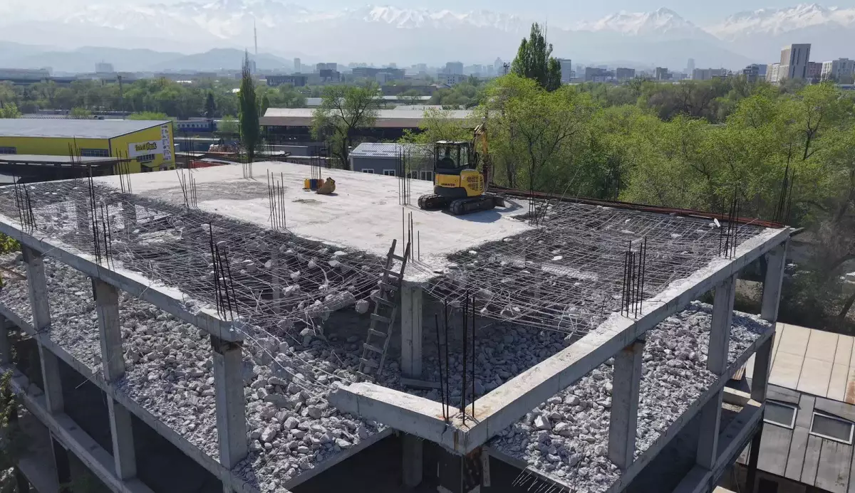 Алматыда ірі аяқталмаған құрылыс нысаны сот шешімімен сүріліп жатыр