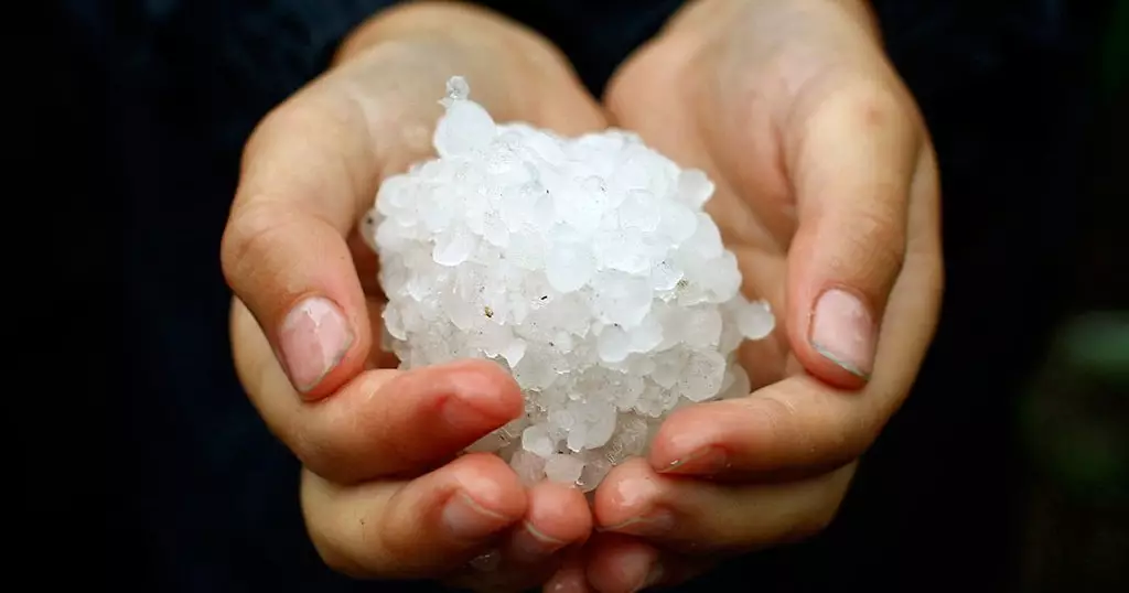 Погодный удар по Казахстану: сильный ветер, град и туман.