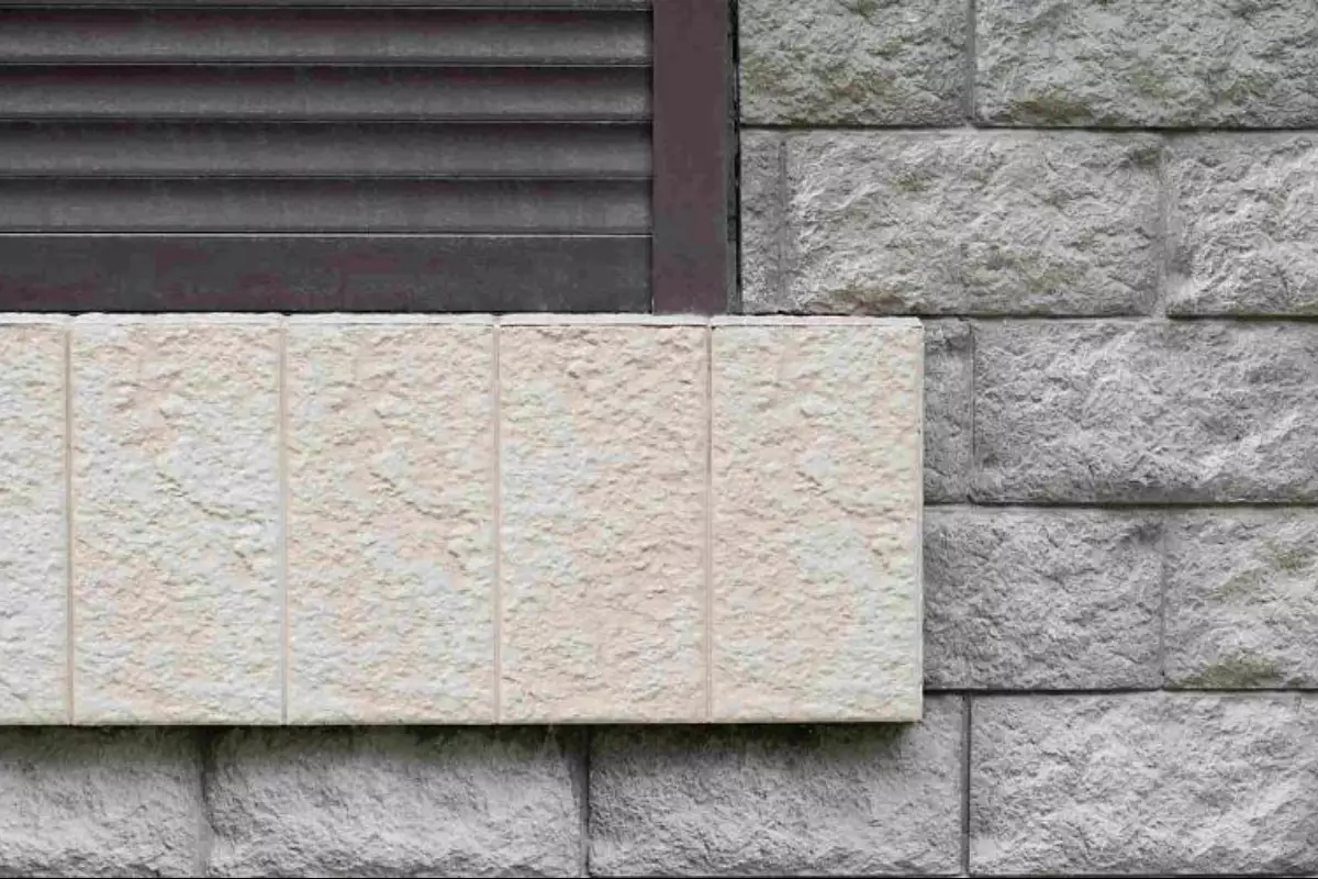 На трехлетнего ребенка упал кусок облицовки: заведено уголовное дело