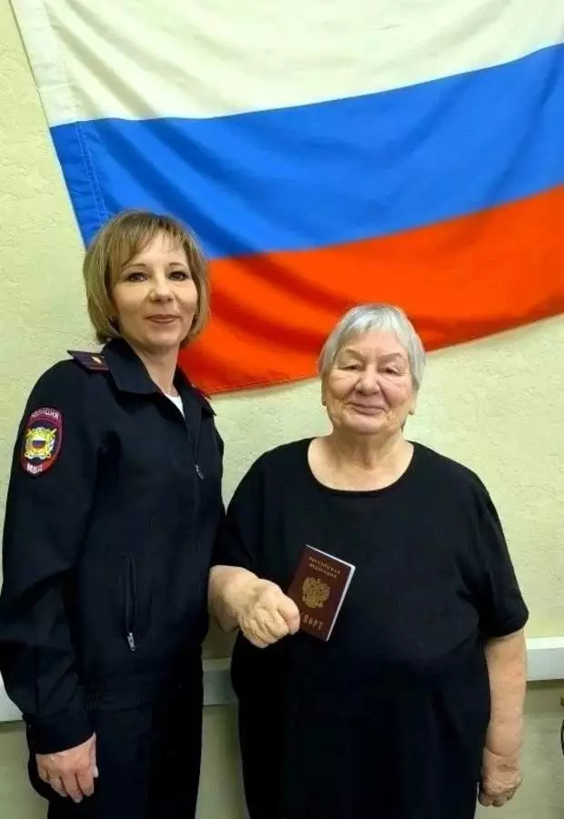 В Северо-Енисейском 76-летней уроженке Казахстана вручили российский паспорт.