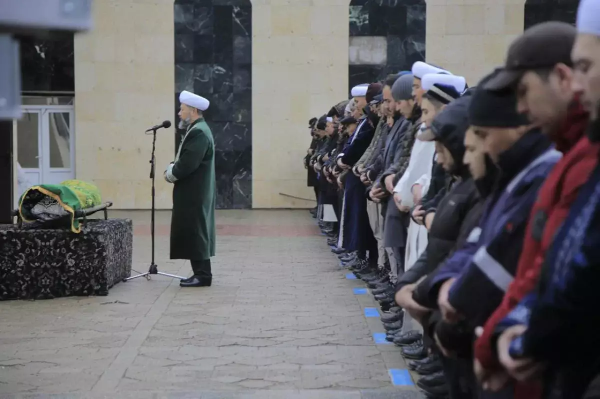 ДУМК не объяснил, почему осужденного за педофилию родственника акима похоронили с почестями