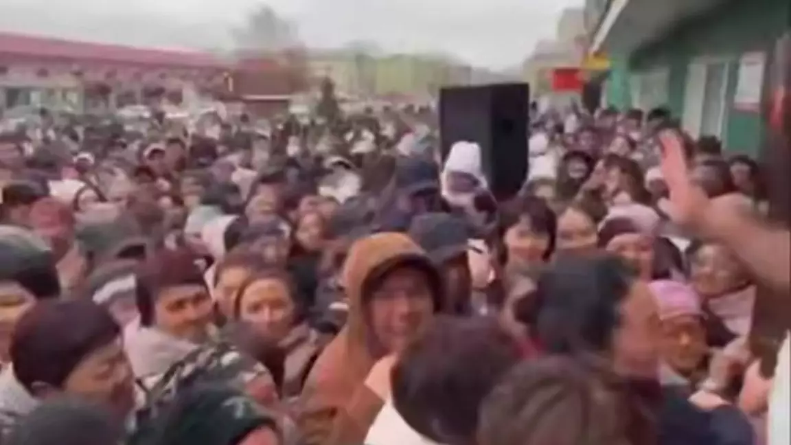 Тегін аяқ киім тарату: Өскеменде дүкен ашылуы қысымға ұласты