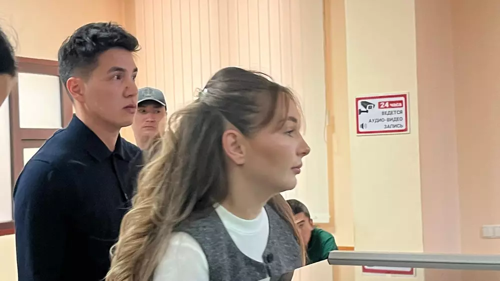 Блогер Ерболат Жанабылов заплакал в суде и частично признал вину