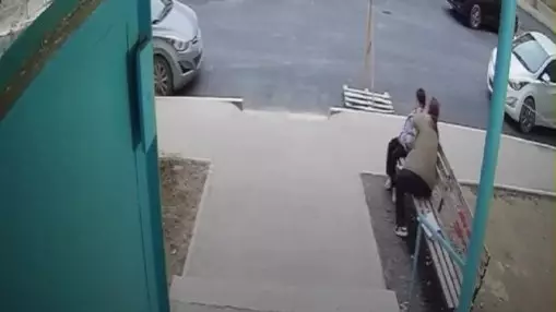 Ақтауда көшеде кішкентай қыздың алтын сырғасын шешіп алған әйел ұсталды