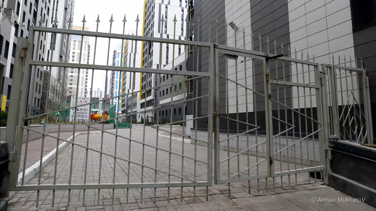 Астанадағы үш бала қаза тапқан өрт: Қақпаның алдына көлігін қойған жүргізуші жазаланды