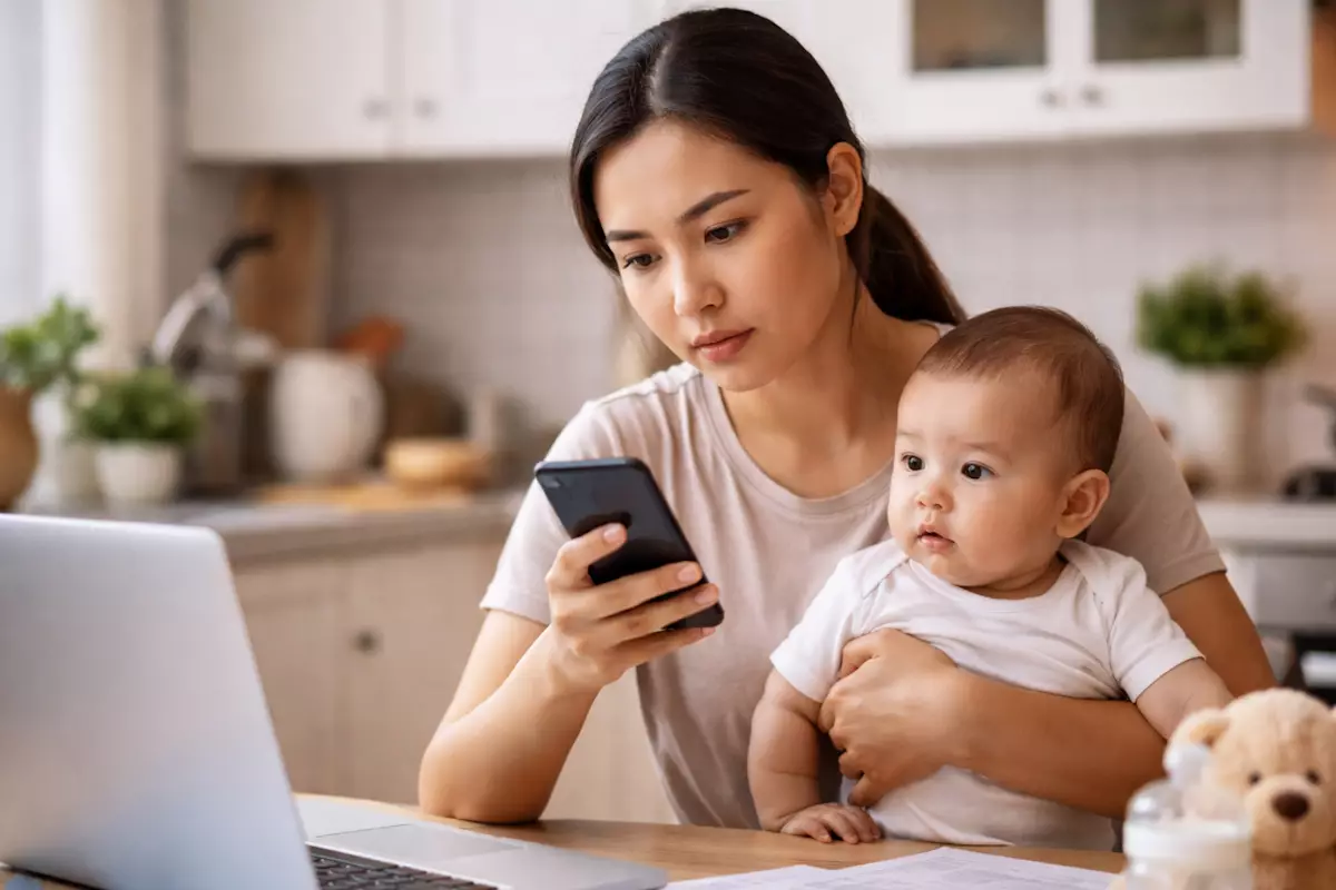 Почему задержались выплаты по уходу за ребенком, объяснили в Минтруда