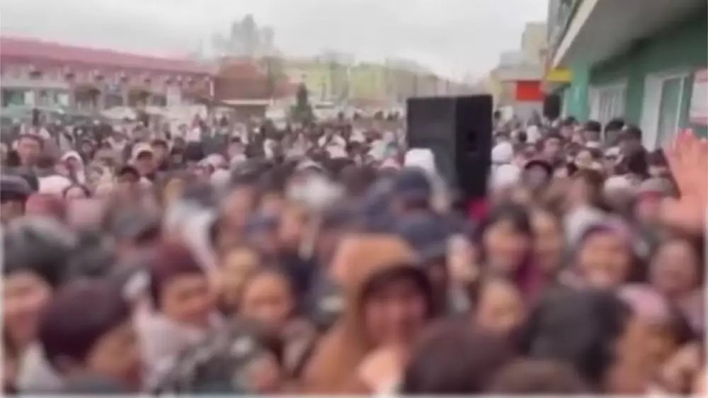 Давка на бесплатной раздаче обуви произошла в Усть-Каменогорске - организатора накажут