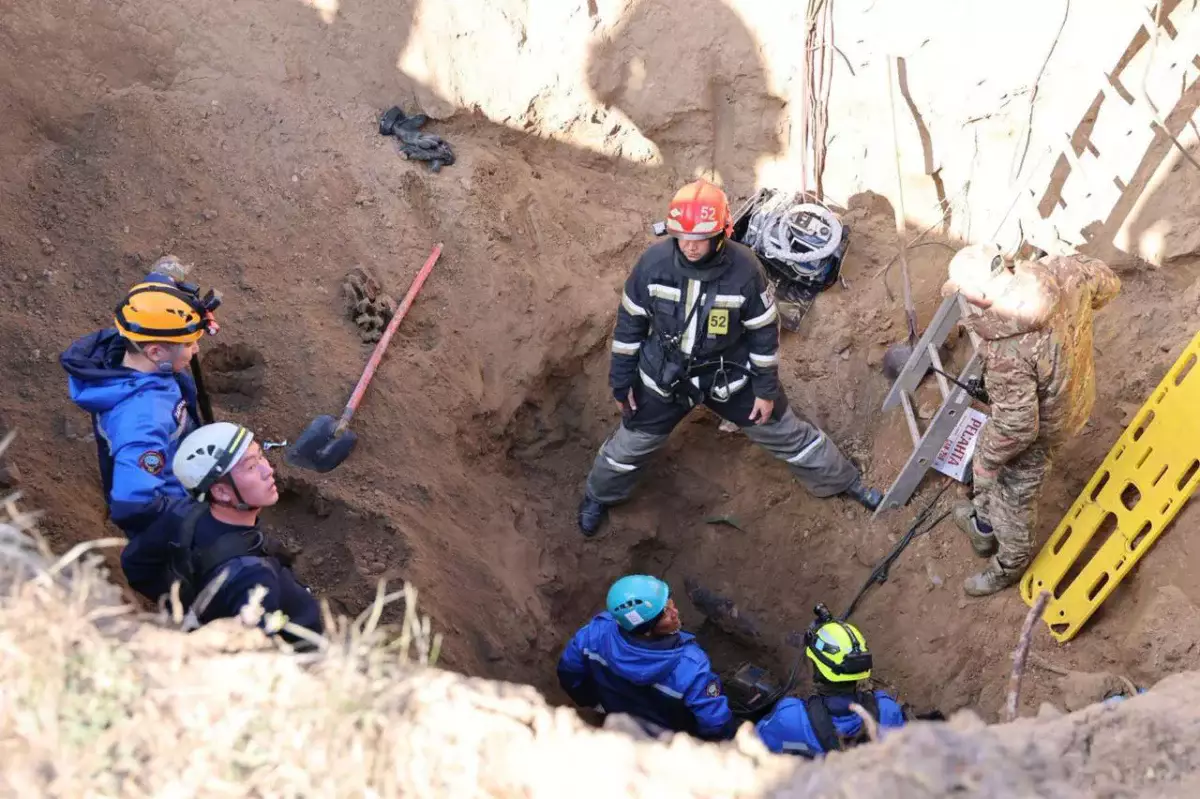 Рабочих засыпало землей в Павлодаре, двое погибли