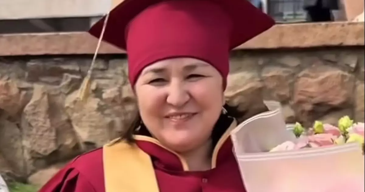  “32 жылдан соң диплом алды”: анасының диплом табыстау рәсіміне келген қыз желіні тәнті етті 