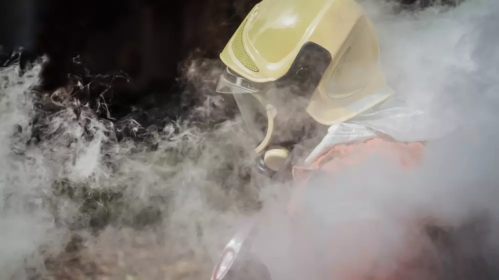 Жилой дом загорелся в Астане, спасатели эвакуируют жильцов