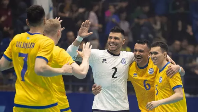 11 голами и разгромом завершился футзальный матч Казахстан - Азербайджан