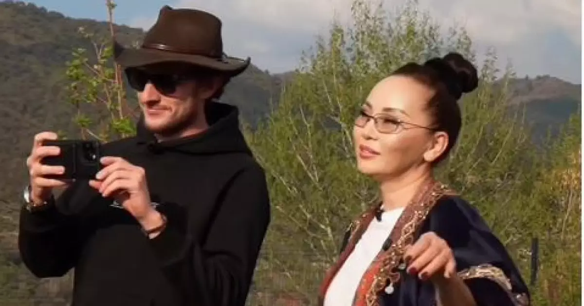   Тұрсын Алагөзов пен Баян Мақсатқызы шетелдік танымал блогерді үйіне шақырды (видео)   