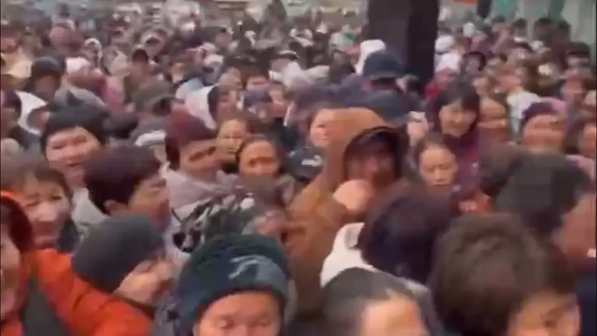 Өскеменде дүкеннің ашылуында тегін аяқ киім алмақ болғандар бір-бірін таптап кете жаздаған