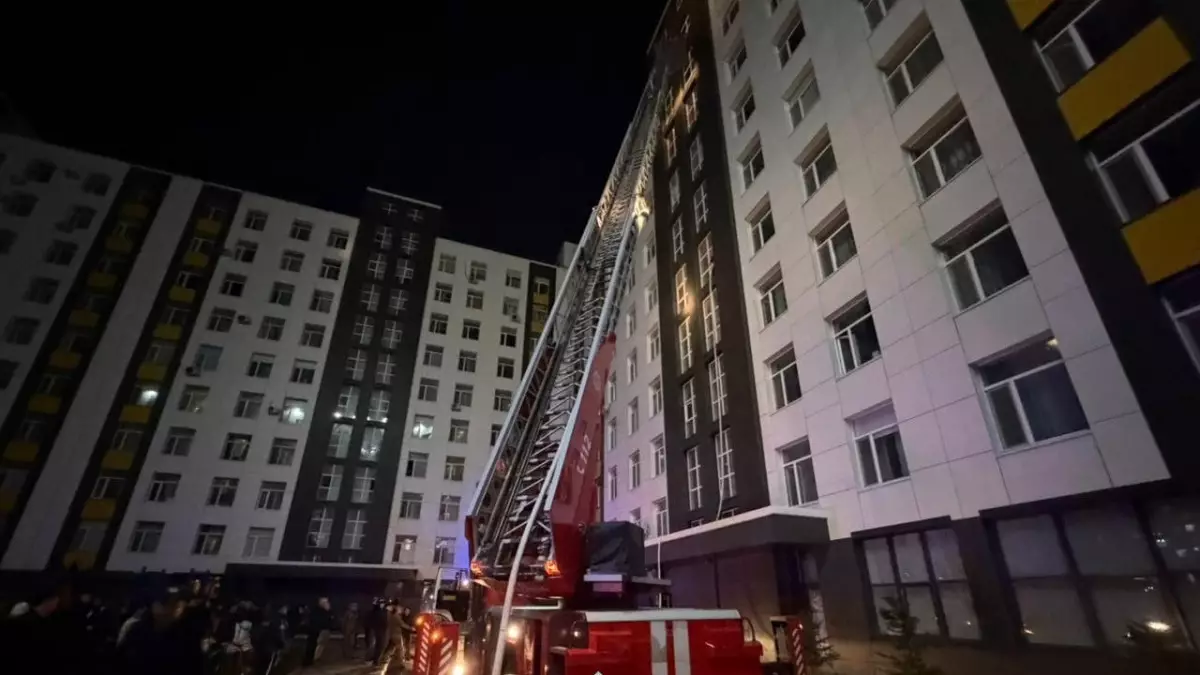 Пожар в многоэтажке Астаны ликвидирован: спасатели эвакуировали людей